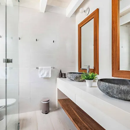 Sarah Βίλα Es Mercadal